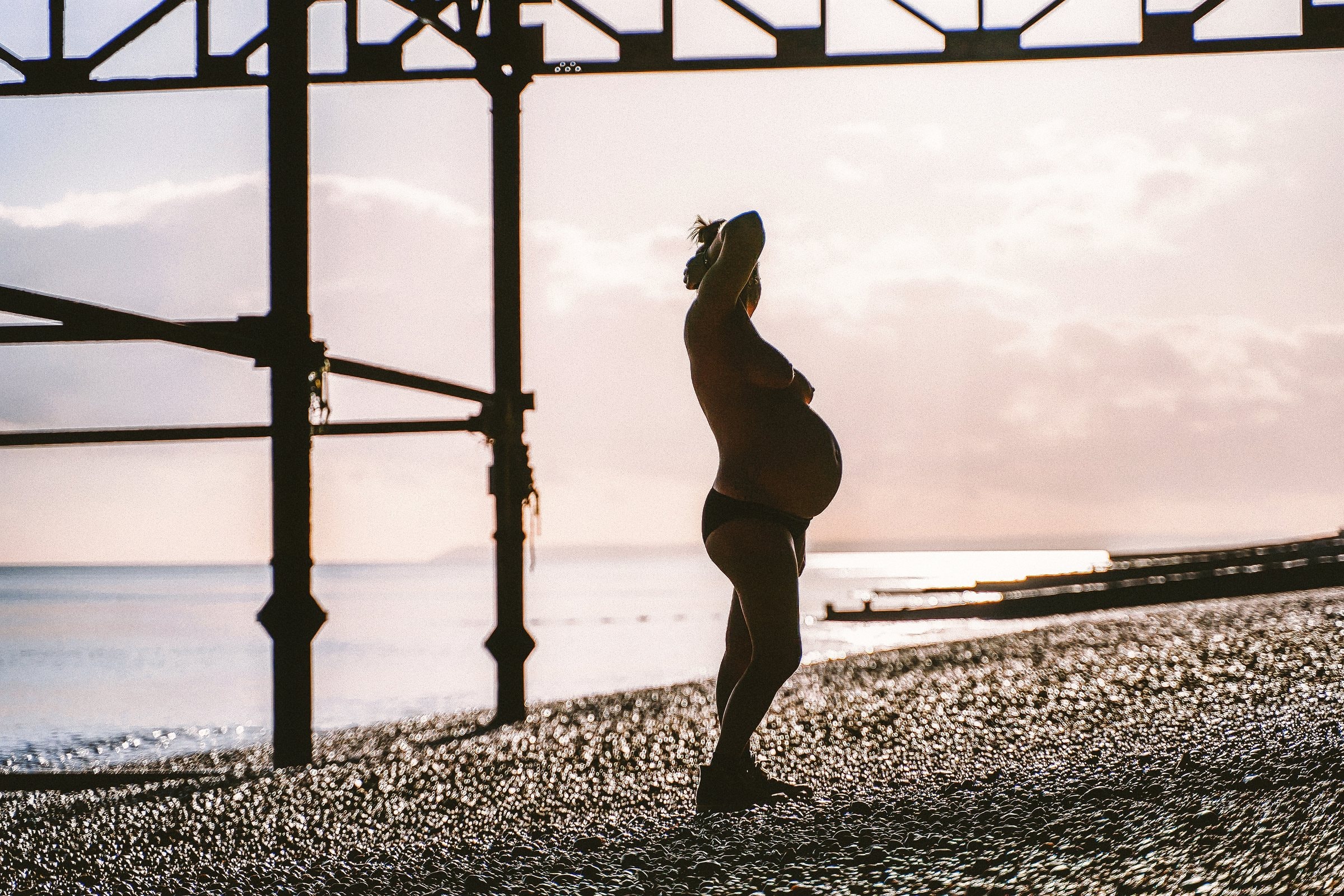 A close silhouette of Solene’s pregnant form